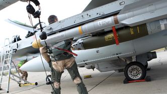 Iris-T (AIM-2000) nest ytterst på vingen på et norsk F-16 på Kreta i 2011. Foto: Torbjørn Kjosvold / Forsvaret