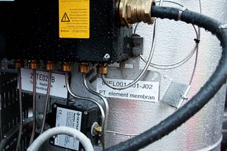 Bak det isolerte tårnet er det 19 palladiumbelagte rør. Syntesegassen med et trykk på 30 BAR holder 320 grader C. Foto: Tore Stensvold