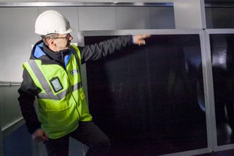Kurt R. Olaussen forteller at det valgte ventilasjonsanlegget har svært høy gjenvinningsgrad og vil spare sykehuset for store strømutgifter hvert år. Foto: Mari Gisvold