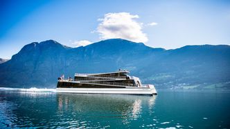 Kandidat 1: Brødrene Aa. Vision of the Fjords har siden 18. juli i år fraktet turister fra Flåm til Nærøyfjorden. Fartøyet har kapasitet til å ta med 400 passasjerer. Foto: Sverre Hjornevik/Br Aa