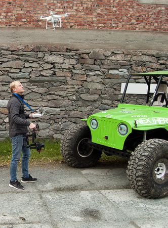 Det startet med et gammel kamera festet på et kosteskaft. I dag lager Bjørn Michaelsen motorsportfilmer med crew på opptil syv personer som opererer droner, stabilisator-kameraer, skulderrigger og GoPro-kameraer. Bilde: Håvard Egge