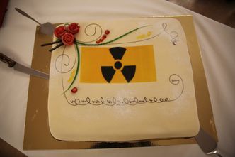 Ife feiret de 20 ekstra budsjettmillionene til opprydding av atomavfall med atomkake (ikke radioaktiv) på Kjeller onsdag. Foto: Øyvind Lie