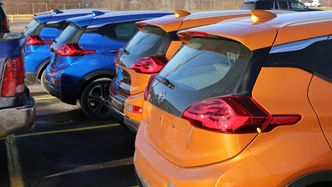 Fem Opel Ampera-e fra forserieproduksjonen står klare til å fraktes fra Detroit til Opel-hovedkvarteret i Rüsselsheim. Foto: Per Erlien Dalløkken