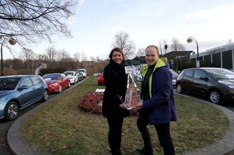 Norsk elbilforening (generalsekretær Christina Bu) og Zero (fagsjef Kåre Gunnar Fløystad) feiret 100.000 elbiler på veien ved Munchmuseet i Oslo. Foto: Ståle Frydenlund / elbil.no