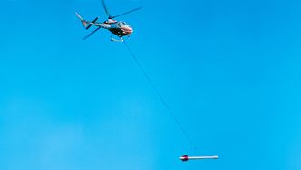 NGU leier fly og helikoptre for geofysisk kartlegging. Målingene skjer i lav høyde. Instrumentene i flyene er fastmontert, mens helikopterene opererer med en fritthengende målesonde og fastmontert utstyr under buken. Foto: NGU