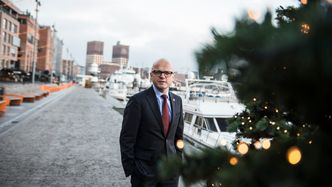 GRØNN JULENISSE: – Det se ut som vi får en grønn jul i år. Da er det fint å også bidra til å gjøre fergene grønnere, sier Vidar Helgesen. Han deler ut 20 millioner til elleve grønne fergeprosjekter. Foto: Mathias Klingenberg