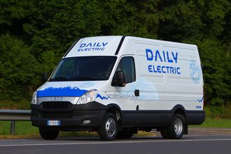 Iveco elminibuss: Ti slike kjøretøyer i minibussutgave vil trafikkere Romerike med skolebarn fra rundt april neste år. Foto: Iveco