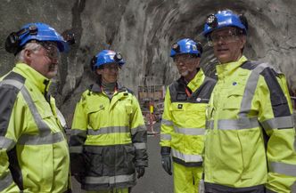 Byggeleder Steinar Johannessen og prosjektleder Anne Kathrine Kalager inne i den enorme tunnelhallen sammen med prosjektdirektør Erik Smith og assisterende jernbanedirektør Gunnar Løvås. Foto: Mari Gisvold