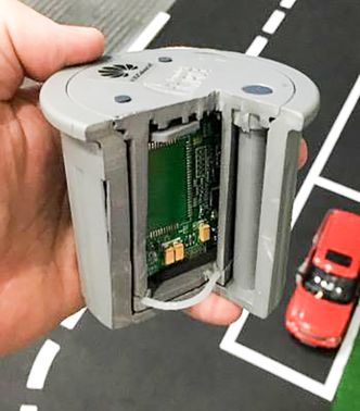Parkeringssensor: Ved å frese slike smarte bokser ned i asfalten på en parkeringsplass kan de kommunisere om det er en bil der eller ikke over NB IoT. Foto: Telia