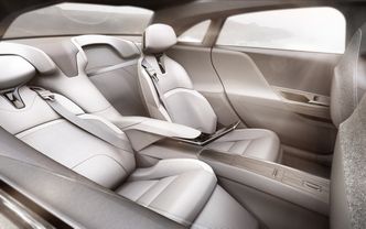 Lucid Air-interiøret vitner om en lukussedan der eieren like gjerne befinner seg i baksetet som bak rattet. Bilde: Lucid Motors