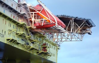 Med utslåtte vinduer og dører: Riggen COSL Innovator ble truffet av kjempebølge og en person omkom. Her er riggen på vei inn til basen på Ågotnes 31. desember i fjor.