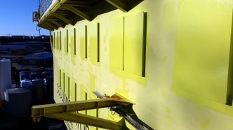 Fjernet: Samtlige vinduer på de to nederste dekkene på COSL Innovator er nå sveiset igjen med stål. Foto: COSL.