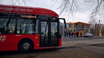 Ruter har i snart fem år hatt fem hydrogenelektriske busser i daglig drift. Prosjektet skulle egentlig avsluttes ved nyttår, men er forlenget minst tre år. Foto: Per Erlien Dalløkken