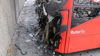 Arnestedet ble påvist å være høyre side foran på buss nummer en, sentrert i dettebildet. Foto: SHT