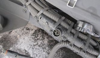 Demontert skjøteledd (T-stykke), med skader og irr, i referansebussens front, montertuskjermet fra veimiljøet og i parallelle slynger. Foto: SHT