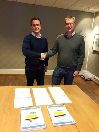 Havyard verft i Leirvik i Sogn og Fjordane skal bygge tre elferger for Fjord1. Kontrakten ble signer av salgsdirektør i Havyard Ship Technology, Lars Conrad Andersen (t.v.) og teknisk direktør Arild Austrheim i Fjord1. Foto: Havyard