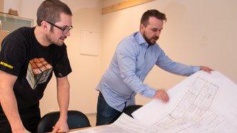 Samarbeider: Christian møter Karl Fredrik Hansen fra Betongmast på byggeplassen og diskuterer detaljer for prosjektet.