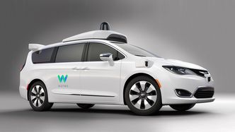 Chrysler Pacifica er en sjuseters familiefrakter. Dette er den selvkjørende versjonen levert til Waymo. Foto: FCA/Waymo