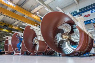 Fire Brunvoll FU115 tunnelthrustere til et cruisefartøy. FU115 erforeløpig den største tunnelthrusteren i sortiment. Hver har en effekt på 3500kW og veier cirka 34 tonn. De ble nylig skipet fra Molde til et verft i Europa. Foto: Jørgen Eide/Brunvoll