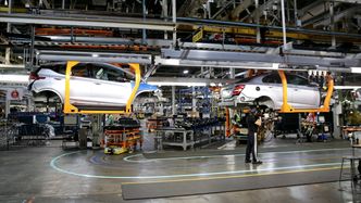 Batteriet kommer trillende på en robot bort til stasjonen der en Chevy Sonic nettopp har fått innmontert en 1,4-liters bensinmotor. Foto: Per Erlien Dalløkken