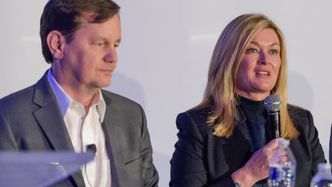 Mike Ableton og Pam Fletcher på en pressekonferanse på GM-hovedkvarteret i Detroit. Foto: Santa Fabio