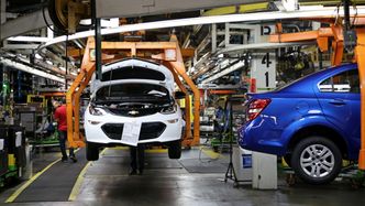 En Chevy Bolt (hvit) på produksjonslinja sammen med en bensindrevet Chevy Sonic sedan. Foto: Per Erlien Dalløkken