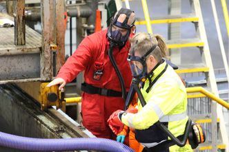 Det er ekstra strenge krav til helse, miljø og sikkerhet ved arbeid med hybridoljer. Alle må bruke masker og bære målere på seg. Foto: Marianne Henriksen/Kystverket