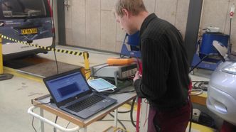 Resultatet av testene leses av på en datamaskin. Foto: Lithium Balance