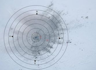 Ulykkesplassen med timeters avstandsringer. CVR ble funnet ved det røde krysset nærmest midten. Foto: Den svenske havarikommisjonen