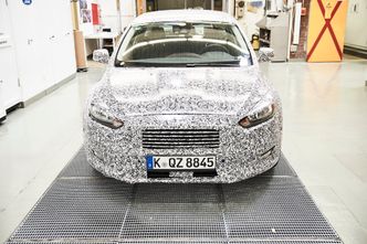 En tynn plastikkfilm i 3D-Brick-design dekker hele Ford Focus. Mønsteret skal med vilje forvirre synet. Foto: Ford of Europe