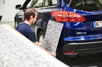 Det tynne plastikklaget limes på Ford Focus. Foto: Ford of Europe
