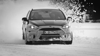 Ford Focus RS med sebramønster testes på vinterføre. Foto: Ford of Europe