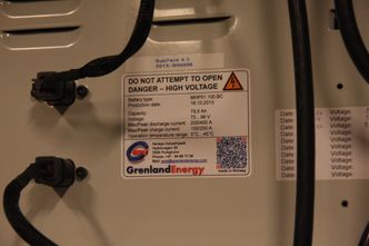Batteripakke fra Grenland Energy i en container. Selskapet har vært med på å beregne miljøkostnader fra vugge til alderdom for batterier. Det inkluderer alt fra gruvedrift for metaller til produksjon og transport fram til skip. Denne pakken står i kjelleren til NTNUs hybridlaboratorium. Foto: Tore Stensvold