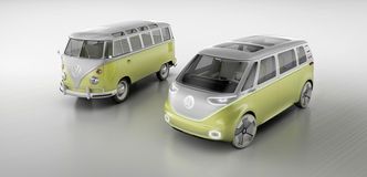 Konseptet I.D. Buzz er inspirert av Volkswagen Type 2, som ble introdusert for 70 år siden. Det ligger an til at denne blir satt i produksjon. Foto: Volkswagen