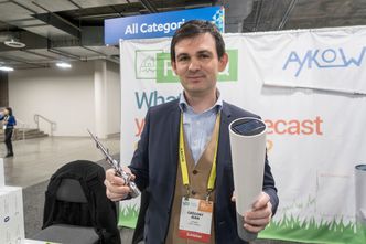 Varsler jordskjelv med radonsniffer: Denne skal i følge Grégory Jean fra selskapet Aykow kunne redde liv i jordskjelvutsatte områder. Foto: ORV