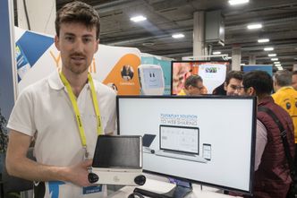 Følger med: Dette overvåkningskameraet går på solstrøm og har to kameraer som til sammen tar bilder som er 220 grader brede, forteller sjefen for Enlaps, Antoine Auberton. . Foto: ORV