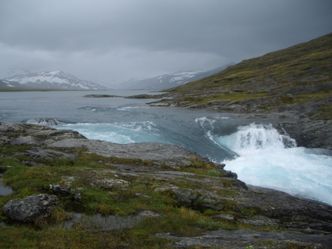 Innsjøen Sårjåsjávrre i Fauske (bildet) er ett av vannene på grensen mellom Norge og Sverige som blir berørt om lulesamiske utbyggere får virkeliggjøre sine planer om Lappland kraftverk. Foto: Musken Senter
