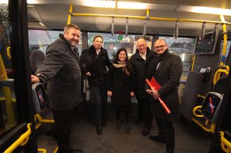 Ruter-sjef Bernt Reitan Jenssen (f.v), Norgesbuss-sjef Atle Rønning, byråd Lan Marie Berg, Unibuss-sjef Øystein Svendsen og markedssjef Sjur Brenden i Nobina. Foto: Øystein Dahl Johansen/Ruter