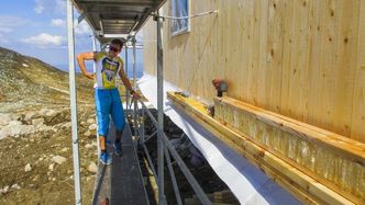 Glava Pluss er bindingsverk bestående av glassull, med en pålimt treverk på én eller to sider. Denne fjerner nesten alle kuldebroer, og lar deg etterisolere uten å tape areal. Her fra Høgevarde. Bilde: Glava