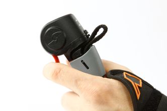 Bremsekontroll. Hver av skiene kan kontrolleres med en fingerspak som sitter i håndtaket på skistaven. Foto: Photographer