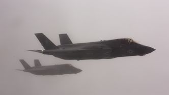 To fly tilhørende US Marine Corps på vei fra Yuma i Arizona via Alaska til Iwakuni. VMFA-121 var opprinnelig en F/A-18-skvadron som nå er satt opp med F-35B. Foto: Sgt. Lillian Stephens