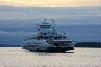 Til tross for temmelig bred og rett front og flat bunn, har de nye fergene gode sjøegenskaper, mener kaptein Svein Erik Waksaas. Foto: Tore Stensvold