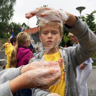 Det er om å gjøre å blåse den største såpeboblen. Foto: Forskerfabrikken