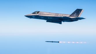 Et F-35B testskyter Amraam-missil i august i fjor. Nammo er i dag eneleverandør av motorer til dette missilet. Foto: 2016 Darin Russell Lockheed Martin