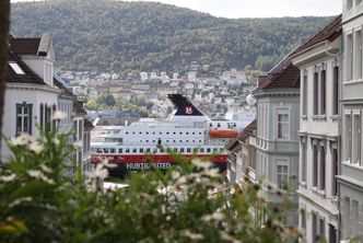 MS Nordnorge er i løpet av våren 2017 klar til å kobles på landstrøm i Bergen. Det vil bety at skipet ikke slipper ut noe NOx, svovel, partikler eller klimagasser de 6-8 timer skipet ligger til kai. Foto: Heidi Bendel/Hurtigruten