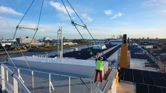 CNG-tankene på Texelstroom er plassert i 20-fots krokcontainere. En i hver ende, plassert bak brua på fergen. Solcellepaneler på øverste dekk gir et lite bidrag til strømforsyningen om bord. Foto: Umoe Advanced Composites