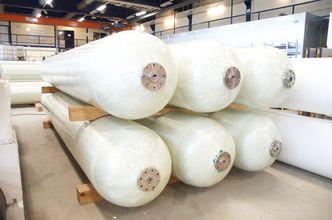 CNG-flasker fra Umoe Advanced Composites. Tankene på bildet er på 1650 liter og er 5,8 meter lange og 735 mm i diameter. CNG-flaskene er beregnet på 250 BARs trykk, mens hydrogenflaskene må tåle 300 BAR. Foto: Umoe Advanced Composites