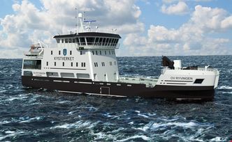 Kranen på 105 tonn flyttes fram på bakken for å øke rekkevidden inn på land, der det er mest behov for stor løftekapasitet. Foto: Kystverket