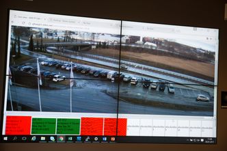 Her er systemet: Bilen nede til høyre i bildet er i ferd med å rygge inn på en av de smarte parkeringsplassene utenfor Trondheim. Foto: Varog Kervarec