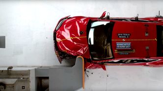 Tesla Model S når ikke helt opp i test av frontkollisjon med liten overlapping. Foto: IIHS (skjermdump)